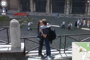 Молодежь целуется у Колизея