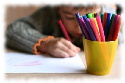 Цветные карандаши и ребенок colored pencils
